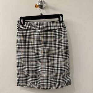Banana Republic Classic Black and White Houndstooth Skirt